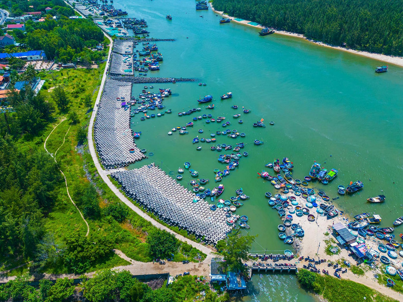 Thuyền bè của ngư dân cập cảng cá Lộc An, huyện Đất Đỏ, tỉnh Bà Rịa-Vũng Tàu. Ảnh: Nhật Huy