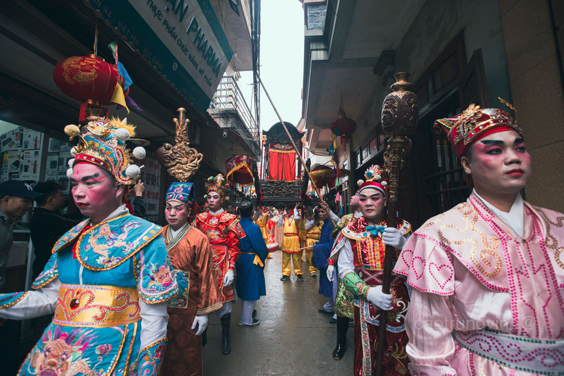 Rước kiệu trong lễ hội Thổ Hà (Bắc Giang) trên đường làng nhỏ hẹp, chằng chịt hệ thống dây điện, cáp viễn thông. Ảnh: Vinh Hương