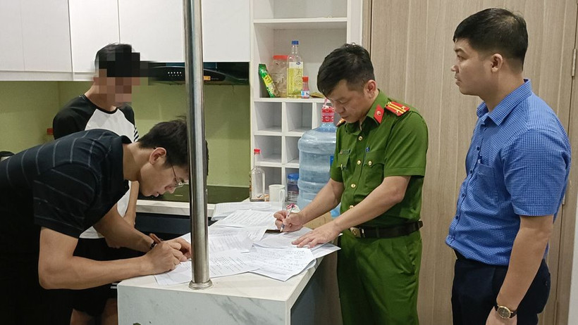 Công an tỉnh Bắc Giang lập biên bản kiểm tra, phát hiện và thu giữ vật chứng trong một vụ án. Nguồn: Công an tỉnh Bắc Giang 