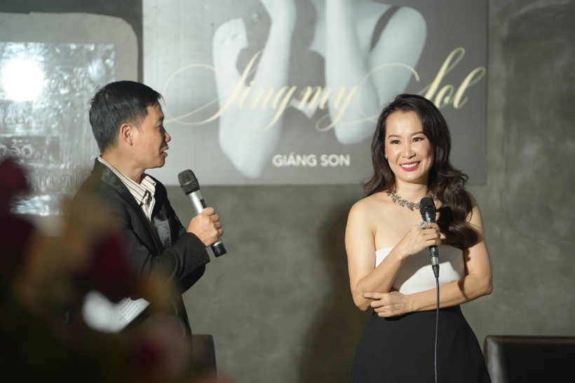 Giáng Son (bên phải) trong buổi giới thiệu album Sing my Sol. Ảnh: NVCC