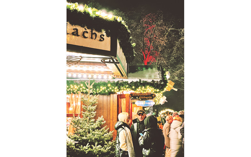 Không khí năm mới hiện diện trên mọi ngả đường, góc phố. 