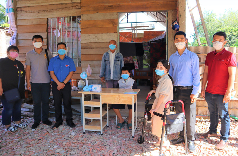 Trà My trong một chuyến tặng quà cho trẻ em nghèo.