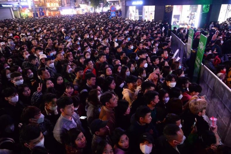 Đông đảo công chúng có mặt bên hồ Hoàn Kiếm chờ phút giây đếm ngược đón năm 2023. Ảnh: Duy Khánh