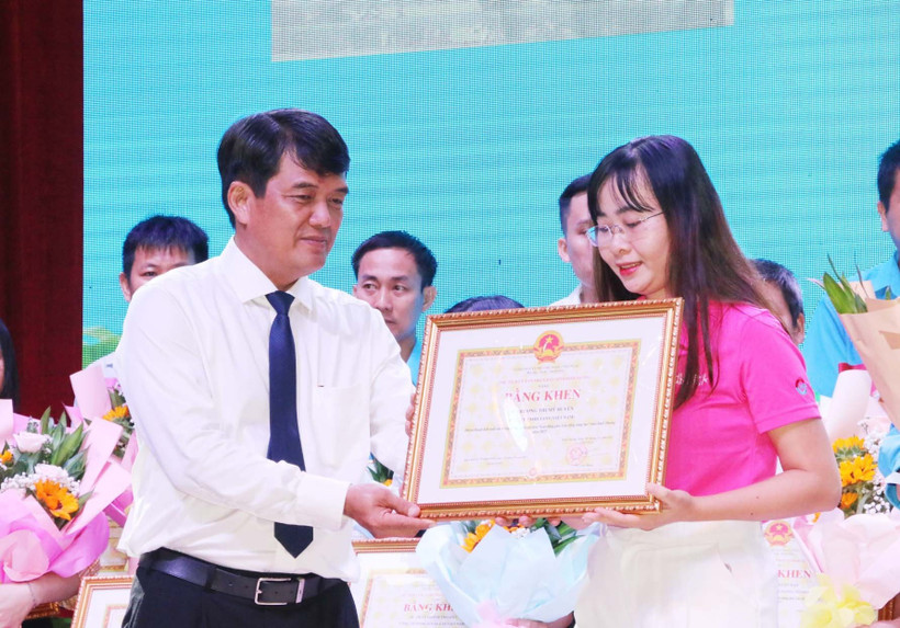 Trưởng ban Dân vận Tỉnh ủy Bình Dương Bùi Thanh Nhân trao Bằng khen của Chủ tịch Ủy ban nhân dân tỉnh cho lao động giỏi, lao động sáng tạo.