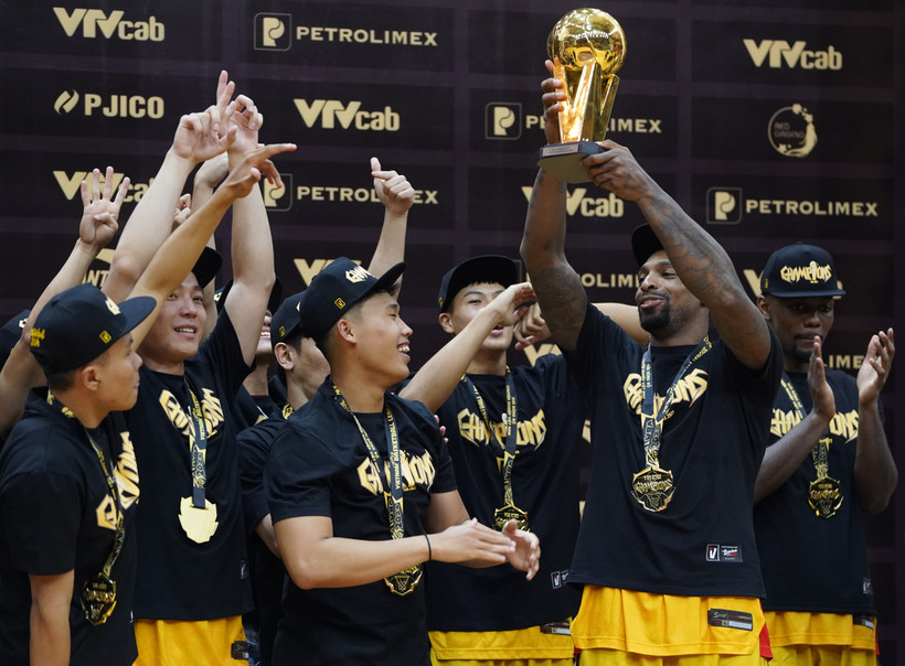 Saigon Heat nâng cao cúp vô địch VBA 2023.