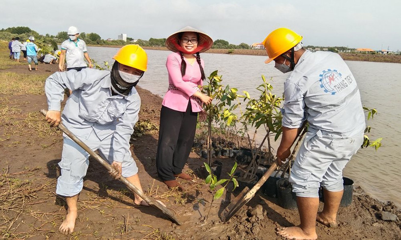 Chị Ngọc Hiện cùng cộng sự chăm chút từng cây xanh.