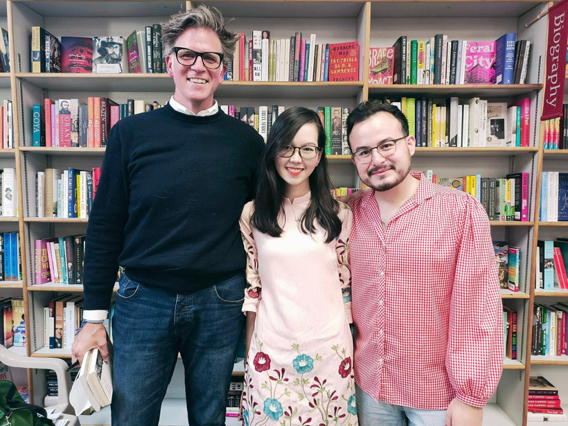 Hiền Trang (đứng giữa) và các nhà văn đến từ nhiều quốc gia trong một buổi đọc sách ở hiệu sách Prairie Light, bang Iowa, Hoa Kỳ, tháng 10/2022. Ảnh: NVCC