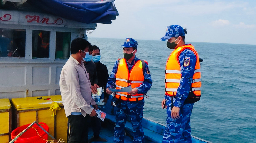Cán bộ, chiến sĩ Bộ Tư lệnh Vùng Cảnh sát biển 2 tuyên truyền phổ biến kiến thức, pháp luật cho ngư dân trên biển. Ảnh: NAM TRUNG 