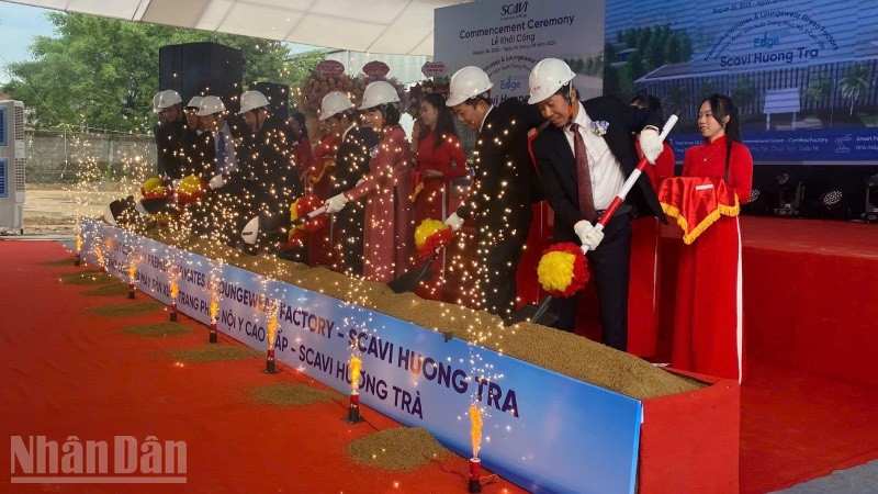 Đại diện lãnh đạo địa phương và Tập đoàn đã làm nghi thức động thổ, xây dựng nhà máy.