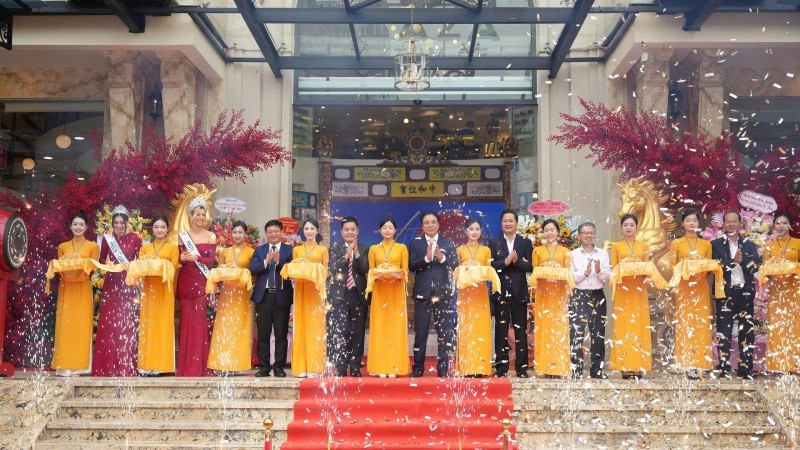 Lãnh đạo thành phố cùng lãnh đạo Tập đoàn Vietravel cắt băng, đánh dấu thời điểm tòa nhà được đưa vào khai thác.