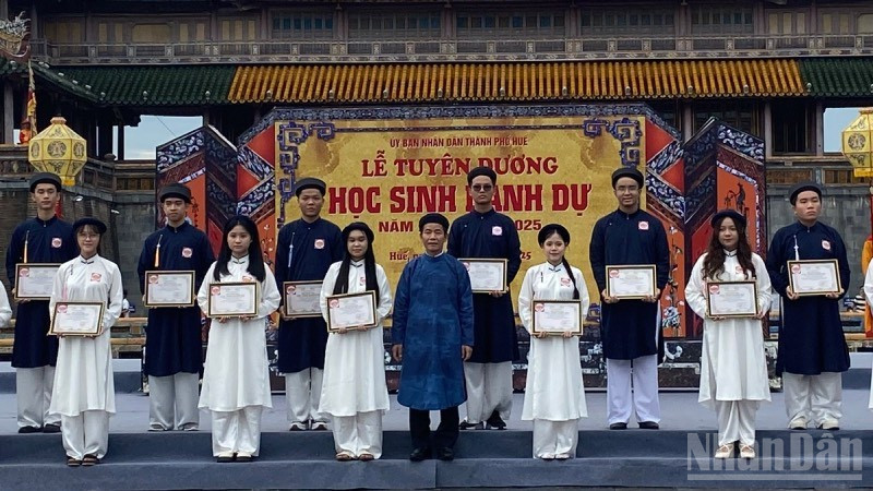 384 học sinh tiêu biểu ở Huế được vinh danh "Học sinh tiêu biểu toàn trường".