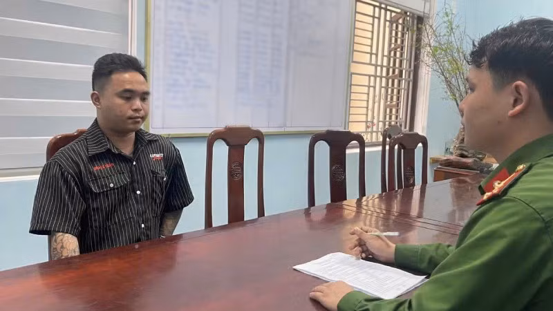 Đối tượng giả danh công an để thực hiện lừa đảo (mặc áo đen) đã bị bắt.