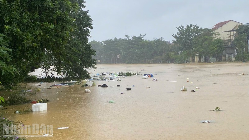 Sau lụt, một lượng lớn rác thải sinh hoạt được đẩy ra đường, sông, cần được xử lý sớm.