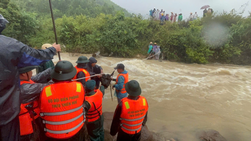 Cán bộ chiến sĩ đồn biên phòng chuyển thực phẩm cho người dân bị chia cắt.
