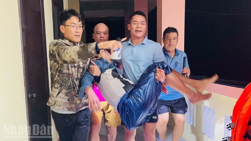 Cán bộ phường Hóa Châu đưa nạn nhân về Trụ sở văn phòng Đảng ủy để sơ cứu.