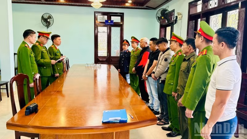 Cơ quan điều tra tống đạt quyết định khởi tố vụ án, khởi tố các bị can.