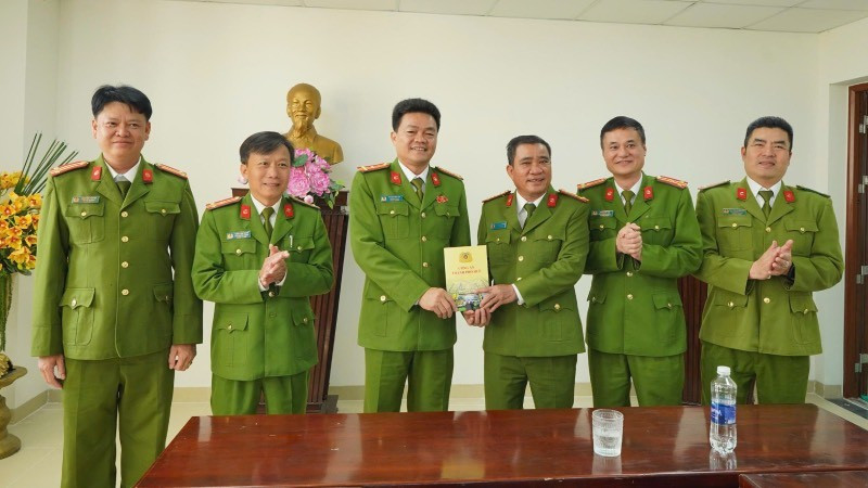 Đại tá Hồ Xuân Phương (thứ ba từ phải qua) khen thưởng tập thể PC03 Công an thành phố Huế.