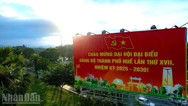 Không khí chào mừng Đại hội Đảng bộ thành phố Huế lan tỏa khắp phố phường.