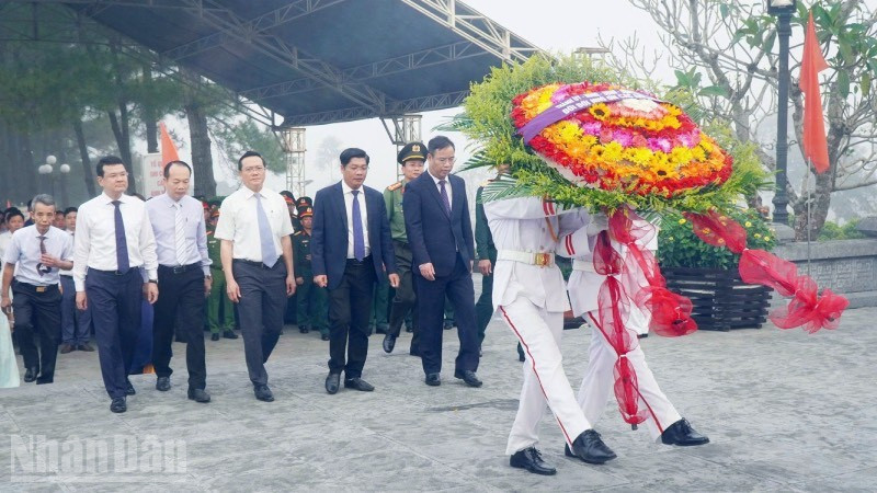 Đoàn lãnh đạo thành phố, đại diện quần chúng nhân dân dâng hương tưởng nhớ các anh hùng liệt sĩ.