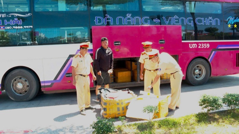 Hơn 1 tấn sụn chân gà bốc mùi phục vụ thực khách ở Đà Nẵng đã bị Cảnh sát giao thông công an thành phố Huế phát hiện, bắt giữ. (Ảnh: Công an cung cấp)