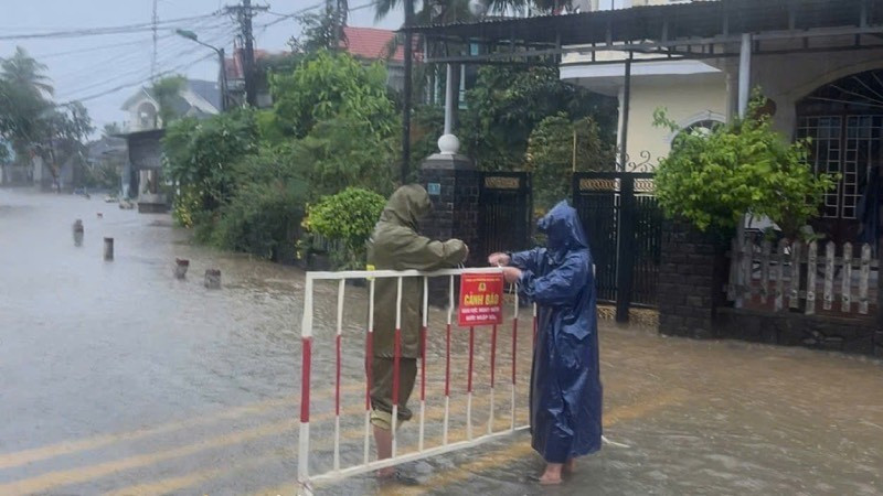 Huế yêu cầu người dân hạn chế ra đường từ 10-14 giờ ngày 28/9 để bảo đảm an toàn.