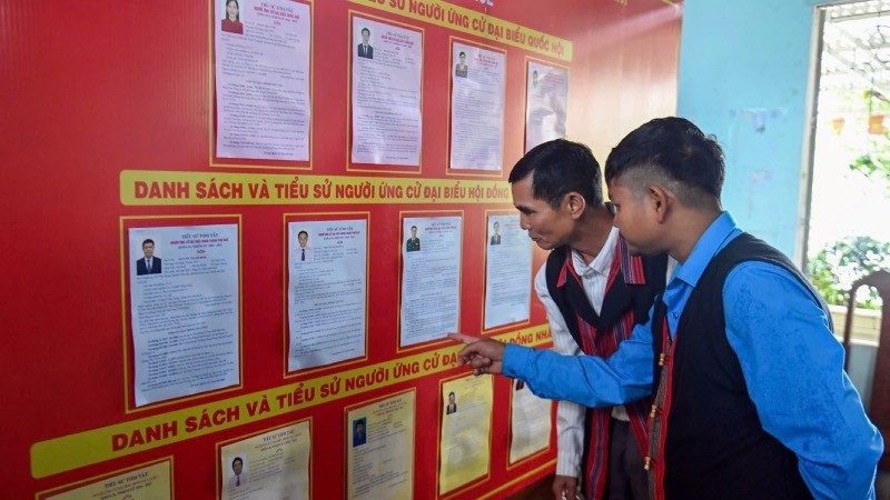 Cử tri xã A Lưới 1 tìm hiểu các ứng cử viên qua bản niêm yết.