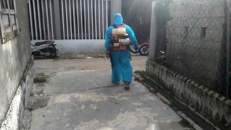 Cơ quan chức năng tiến hành khử khuẩn khu vực phát hiện lợn có dấu hiệu bất thường.