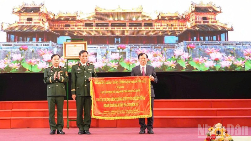 Bí thư Thành ủy Huế tặng bức trướng có dòng chữ “Phát huy truyền thống, viết tiếp chiến công, hoàn thành xuất sắc nhiệm vụ” cho lực lượng vũ trang thành phố Huế.