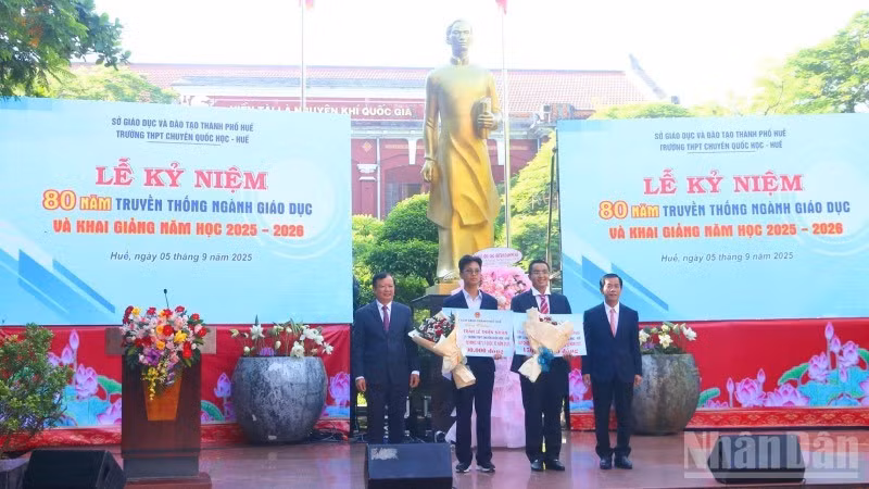 Tại Lễ khai giảng, lãnh đạo thành phố đã khen thưởng các em học sinh đạt thành tích cao tại các kỳ thi quốc tế.