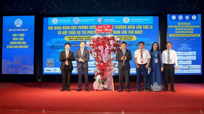 Hội nghị nhận hoa chúc mừng của Bộ Y tế, địa phương và nhiều cơ sở y tế có cùng mối quan tâm.