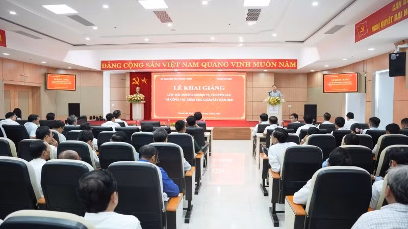 Hơn 220 học viên của 45 đơn vị, địa phương thuộc Đảng bộ thành phố Huế tham gia lớp bồi dưỡng.