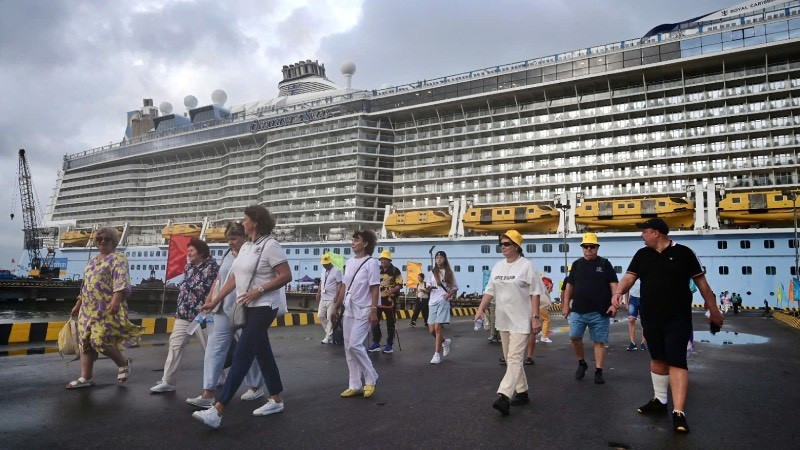 Du khách tàu Ovation of the Seas xuống cảng Chân Mây bắt đầu chương trình thăm Huế (Ảnh: Sở Du lịch Huế cung cấp)