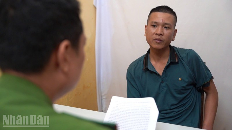 Đối tượng Lê Đức Hạnh tại cơ quan điều tra.