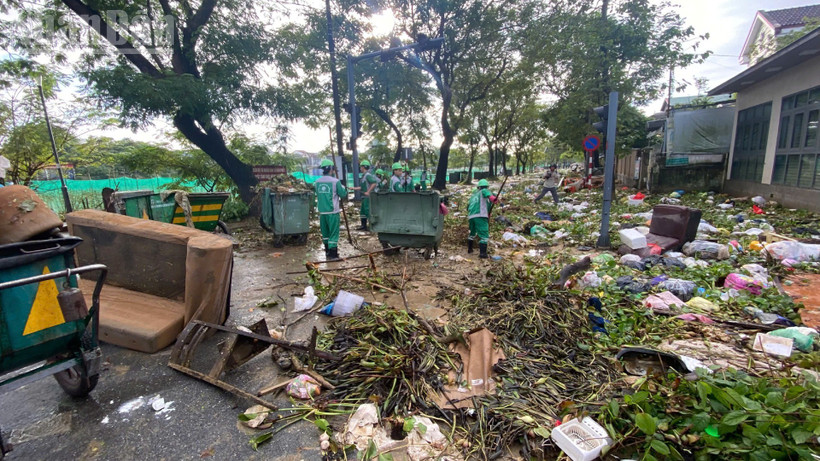 Đợt mưa lớn kéo dài trong ba ngày từ 27-30/10 đã làm thành phố Huế ngập lụt diện rộng. Khi nước rút đã để lại một lượng rác khổng lồ. 