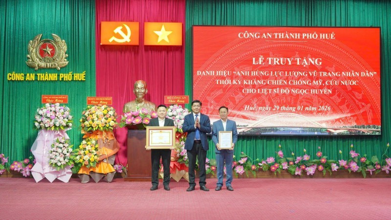 Thừa ủy quyền của Chủ tịch nước Cộng hòa xã hội chủ nghĩa Việt Nam, đại diện lãnh đạo Thành ủy Huế đã trao quyết định cho thân nhân liệt sĩ, anh hùng lực lượng vũ trang nhân dân Đỗ Ngọc Huyền.