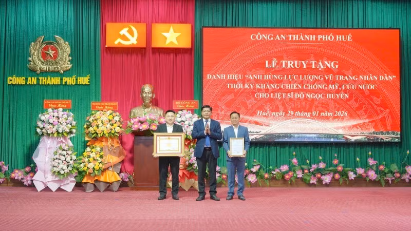 Thừa ủy quyền của Chủ tịch nước Cộng hòa xã hội chủ nghĩa Việt Nam, đại diện lãnh đạo Thành ủy Huế đã trao quyết định cho thân nhân liệt sĩ, anh hùng lực lượng vũ trang nhân dân Đỗ Ngọc Huyền.