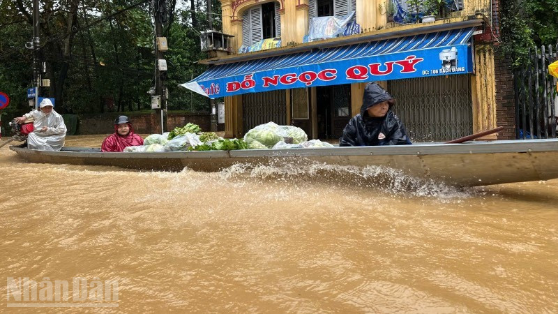 Từ 15/10-2/11, thành phố Huế đã trải qua năm đợt mưa lớn liên tiếp, tạo hai đợt lũ đặc biệt lớn.