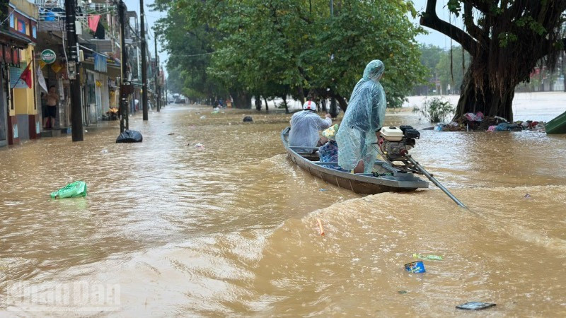 Sáng 3/11, nước sông ở Huế đã dâng cao gây ngập lụt diện rộng.