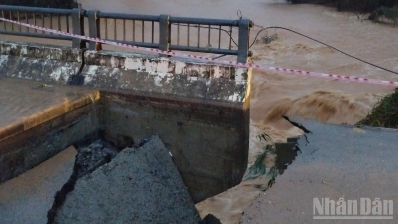 Mố cầu Phú Mậu trên tỉnh lộ 14B đã bị sập hoàn toàn vào lúc 5 giờ 30 phút ngày 3/11.