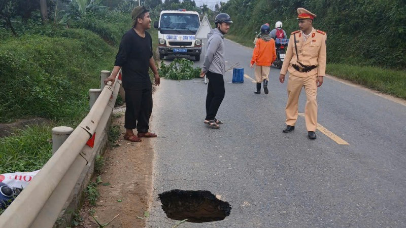 Hố sụt nằm bên phía gần khe, suối.
