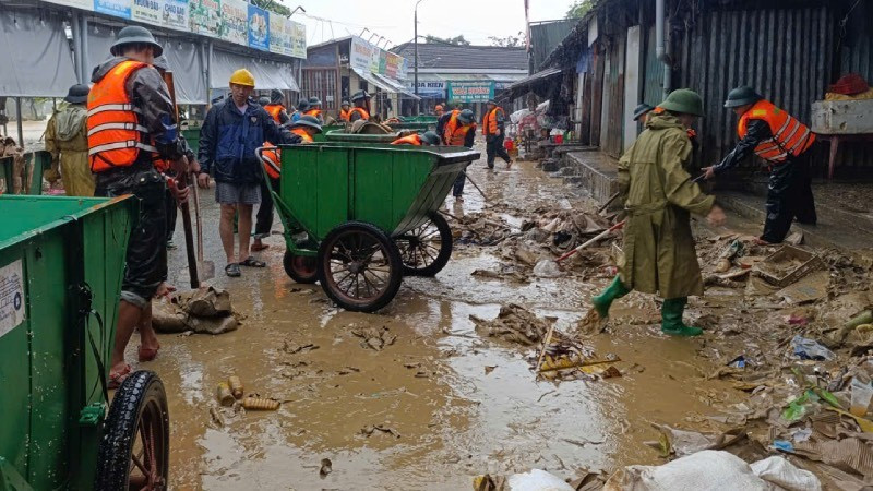 Bộ đội dọn vệ sinh sau lũ ở chợ Đông Ba.