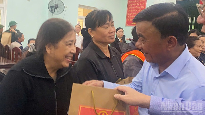 Đồng chí Trần Cẩm Tú tặng quà cho người dân vùng rốn lũ.