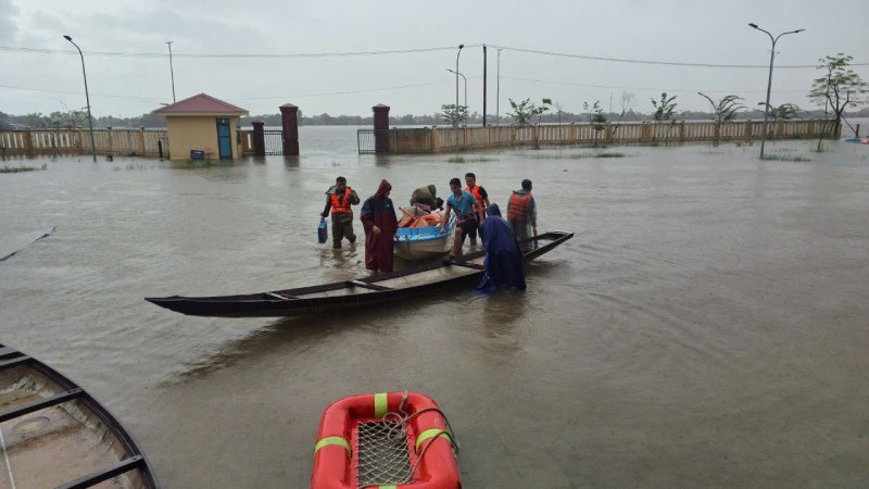Nhóm từ thiện sau khi được hỗ trợ, đưa về trụ sở Công an xã Đan Điền.