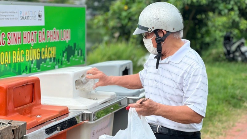 Người dân thành phố Huế đang quen dần với việc phân loại rác tại nguồn. 