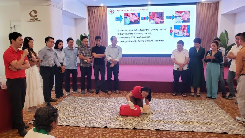 Các nhà báo được tập huấn kỹ năng tác nghiệp an toàn trong thiên tai.