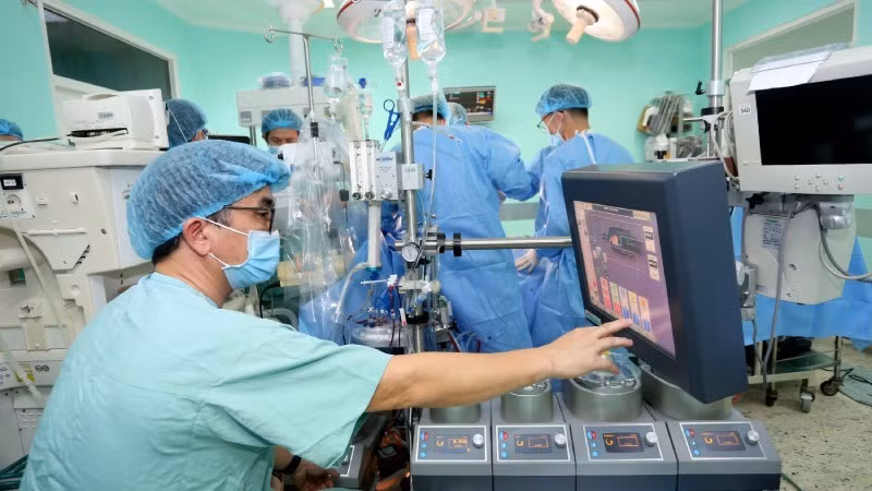 Các y bác sĩ thực hiện ghép tạng tại Bệnh viện Trung ương Huế.