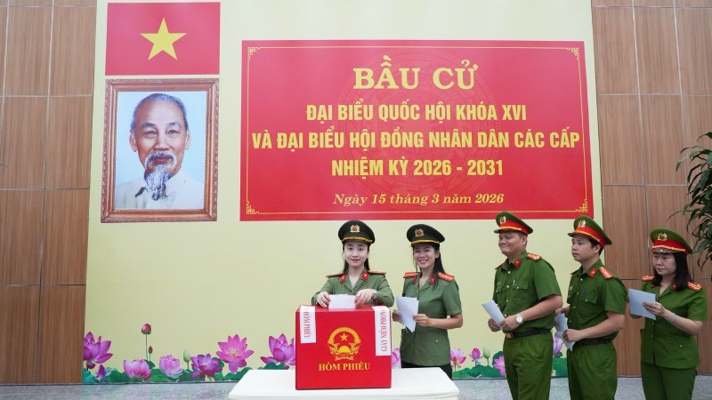 Cán bộ, chiến sĩ Công an thành phố Huế hoàn thành việc bỏ phiếu.