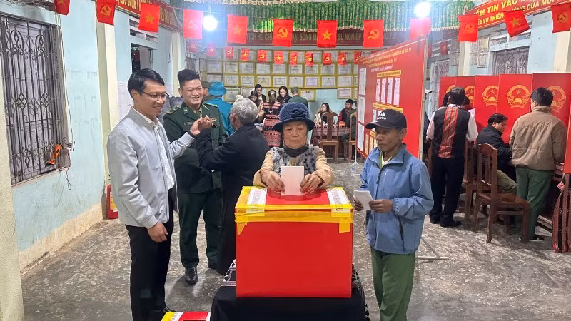 Đồng bào vùng cao A Lưới, thành phố Huế bỏ phiếu bầu. 