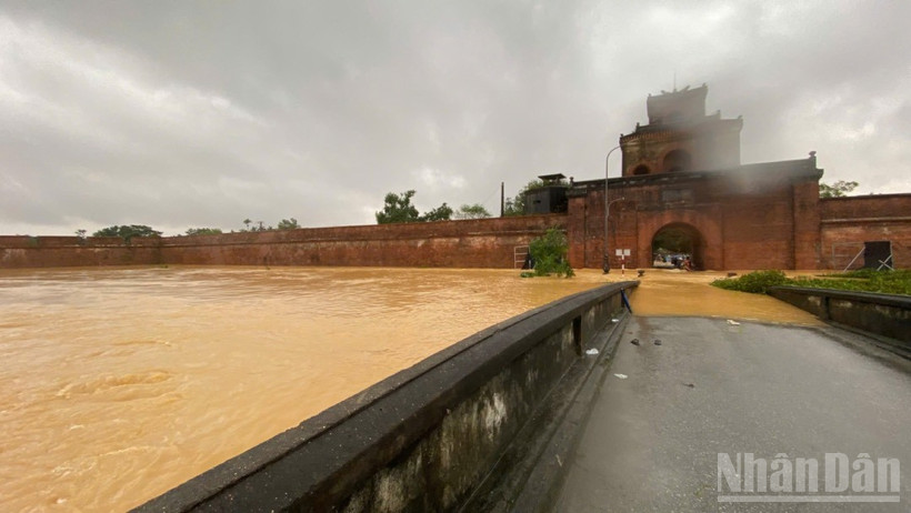 Tất cả lối vào Thành Nội Huế đều bị ngập sâu. nhưng nguy hiểm ở chỗ, ngay trước mỗi cửa đều có dòng chảy rất xiết.