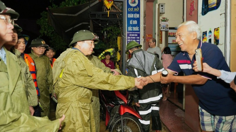 Phó Thủ tướng chính phủ Trần hồng Hà thăm bà con phường Phú Xuân, Huế.